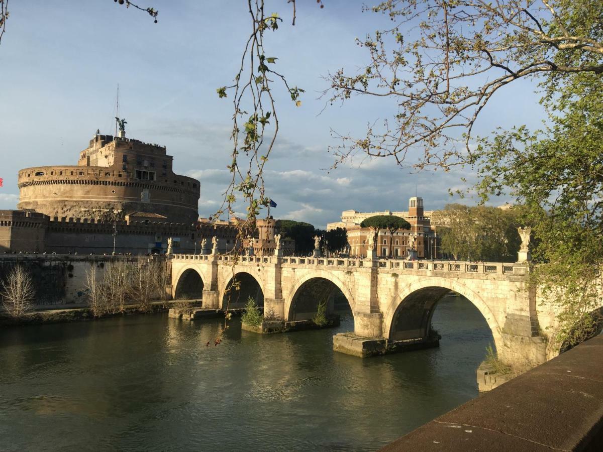 Una finestra su Castel Sant'Angelo Roma Esterno foto